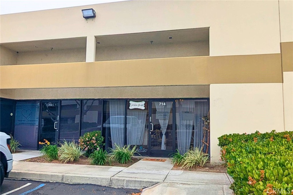 Rare opportunity! This ideally located warehouse sits conveniently behind the court system in the heart of Rancho Cucamonga. Such prime locations are few and far between. Well kept business park condo for sale. Low association dues which covers water, trash, roof and landscaping. Unit consist of kitchen/breakroom area, private restroom, conference/large office, showroom / reception area and warehouse. HVAC throughout unit, including warehouse.