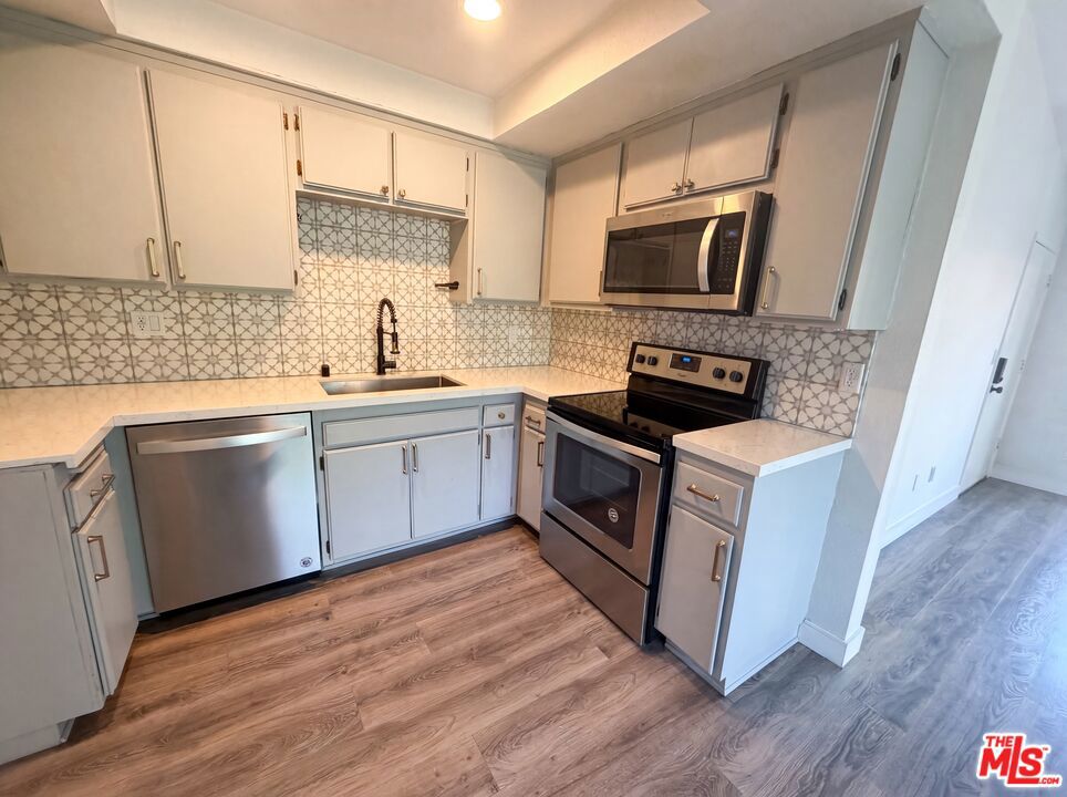 7300 Corbin Avenue M, Reseda CA 91335