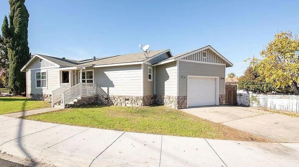 Welcome to this charming 3-bedroom, 2-bathroom home located in the vibrant city of Pittsburg. Spanning 1,339 square feet, this residence offers a comfortable and convenient lifestyle. The kitchen is a highlight, featuring stone countertops, a dishwasher, garbage disposal, and an oven range, perfect for preparing meals and entertaining guests. The open dining area, integrated into the living room, is complemented by a cozy fireplace, providing a warm and inviting atmosphere. The home's flooring consists of durable laminate and vinyl/linoleum, offering both style and practicality. Central AC and forced air heating ensure year-round comfort. A practical feature of this home is the laundry area, conveniently located in the garage, which also offers one parking space. Situated on a lot of 4,050 square feet, the property is part of the Pittsburg Unified School District, serving the local elementary school community. Experience comfortable living in a well-appointed home in Pittsburg.