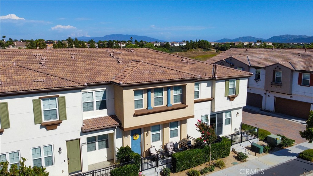 Experience comfort and convenience in this beautifully designed, newer townhome located in the sought-after Arroyo Vista neighborhood. This spacious home offers modern living with access to lush greenbelts that wind throughout the community—perfect for peaceful walks or outdoor relaxation. Residents enjoy access to resort-style amenities, including an Olympic-size swimming pool, a welcoming clubhouse for gatherings, and a playground ideal for families. Whether you're looking to unwind or entertain, this vibrant community provides the perfect blend of comfort and lifestyle.
This spacious residence offers a thoughtful open-concept layout featuring a stylish kitchen with granite countertops, stainless steel appliances, and a seamless flow into the den and main living area—perfect for entertaining or relaxing with family.
Upstairs, enjoy generously sized bedrooms, including a luxurious primary suite, with plenty of space to unwind. Additional highlights include modern finishes throughout, ample storage, and a warm, inviting ambiance.