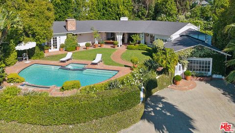 Photo of 8050 Mulholland Drive, Los Angeles, CA 90046 (MLS # 25621571)