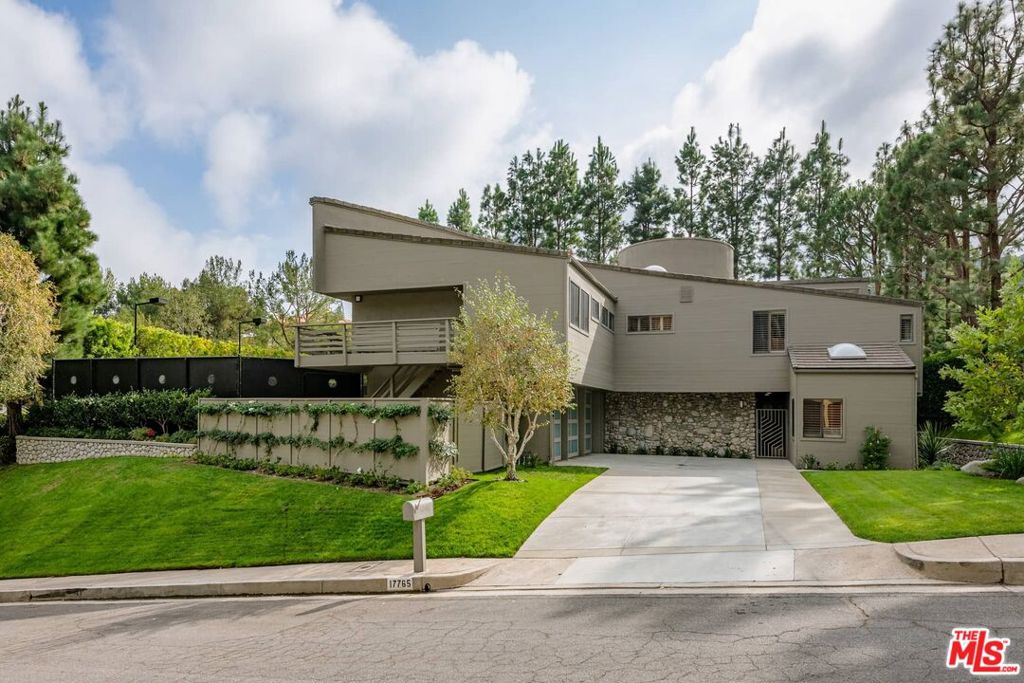 Photo of 17765 Camino De Yatasto, Pacific Palisades, CA 90272 (MLS # 26102262)