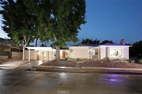 Photo of 4545 W Avenue 41 Ave, Glassell Park, CA 90065 (MLS # GD25229714)