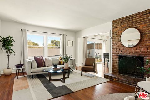 Photo of 6818 Varna Avenue, Van Nuys, CA 91405 (MLS # 26659813)