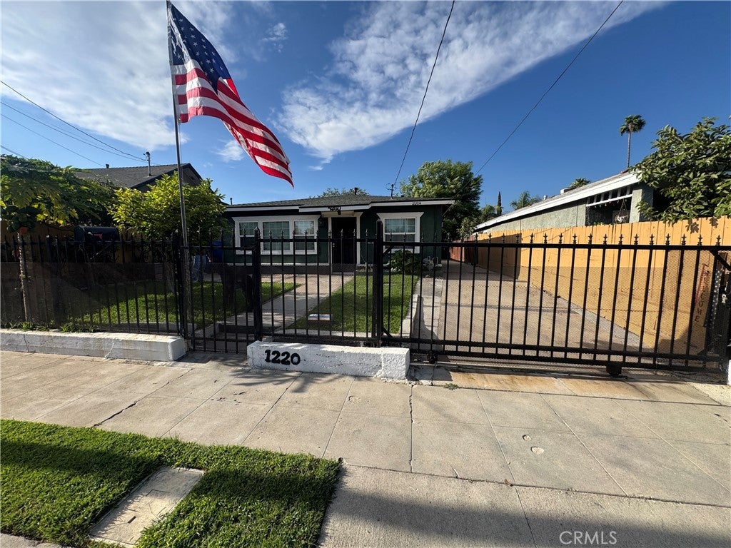 1220 W Victoria