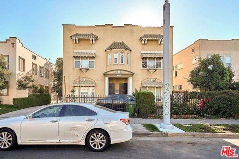 Photo of 1414 S Bronson Avenue, Los Angeles, CA 90019 (MLS # 25621007)