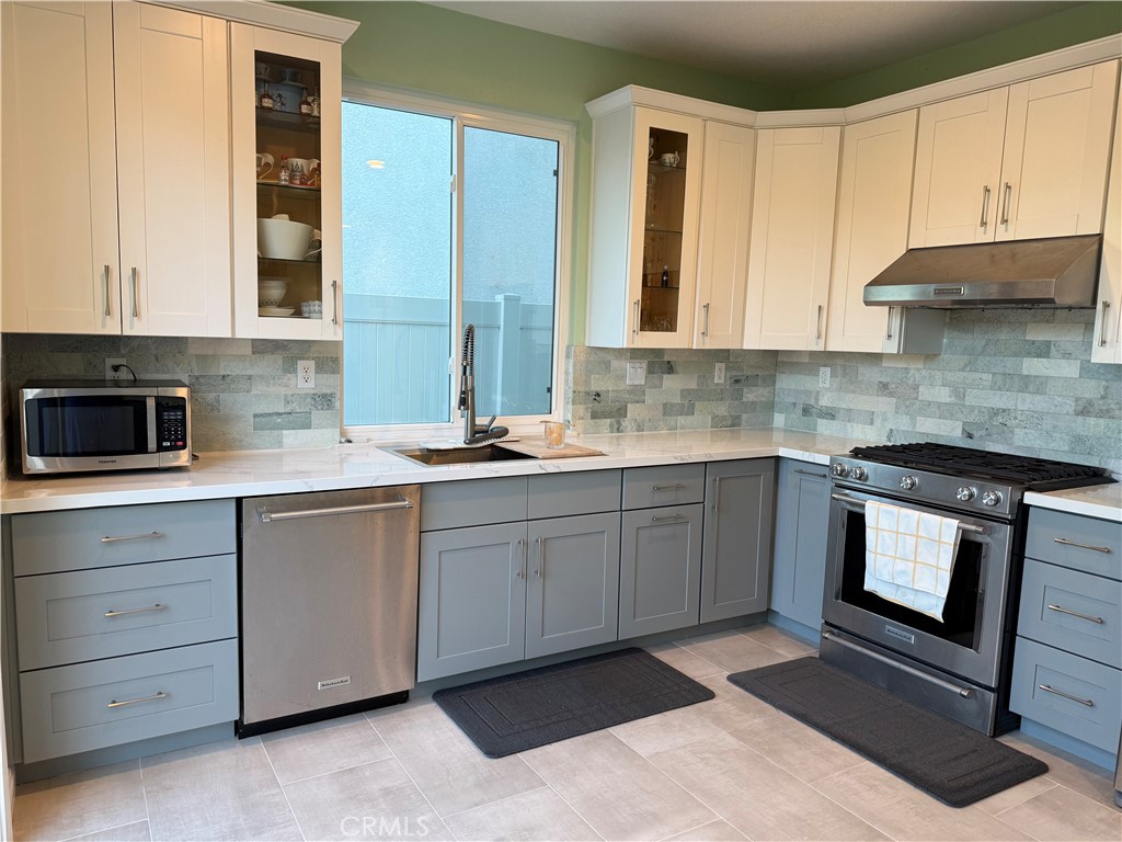Situated on a desirable corner lot, this detached 3-bedroom home offers sweeping views and a low-maintenance yard. The open floor plan features wood flooring throughout and a fully upgraded kitchen with KitchenAid stainless steel appliances, quartz countertops, and recessed lighting. Two oversized south-facing sliding doors fill the home with natural light and open to a private backyard and spacious side yard—perfect for entertaining or relaxing.
Upstairs, you’ll find all three bedrooms and a convenient laundry area. The primary suite boasts vaulted ceilings, a beautifully upgraded walk-in shower, and two closets. The two additional bedrooms offer scenic views and great privacy.
Additional highlights include direct access to a 2-car garage, no common walls, and nearby hiking and biking trails. The community features a pool and BBQ area. Don't miss this one—you’ll love it!