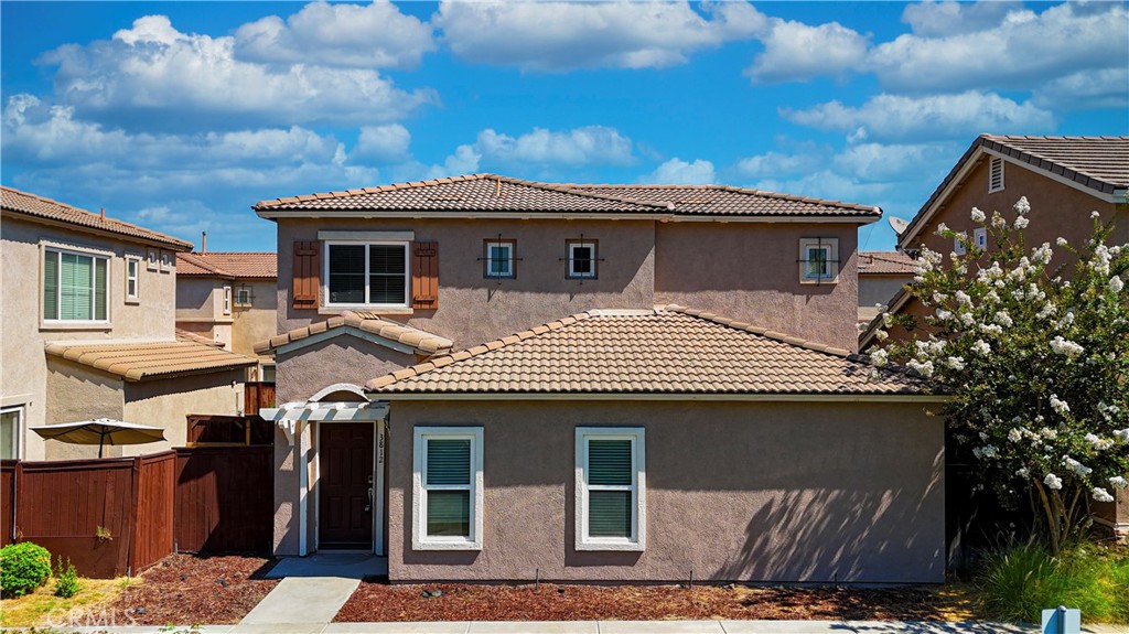 Spectacular Canterbury Place home! 3 bedrooms, 2.5 baths, open-concept living with soaring ceilings, tile & carpet flooring, and 2-car garage. Upgraded kitchen features white cabinets, granite counters, stainless steel appliances, and ample storage. Walking distance to schools, minutes to Downtown Riverside, and easy access to 215/91/60 freeways. Move-in ready!
