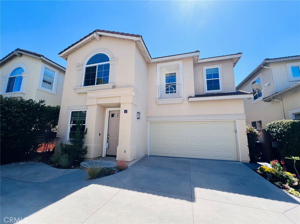 Discover this beautifully maintained, modern-style 4-bedroom home with an open and spacious layout. Recently painted walls and an upgraded kitchen enhance the home's charm. The backyard offers privacy with no neighbors behind and boasts distant scenic views.
Located in the safe and serene town of Aliso Viejo, this home is part of a community that includes a pool. The neighborhood is private and quiet, perfect for relaxation. Attached 2 car Garage plus driveway in front of the house can accommodate up to 3 cars.
Additionally, the home is within walking distance to a local elementary school, making it an ideal location for families. Don't miss out on this perfect blend of modern comfort and convenience!