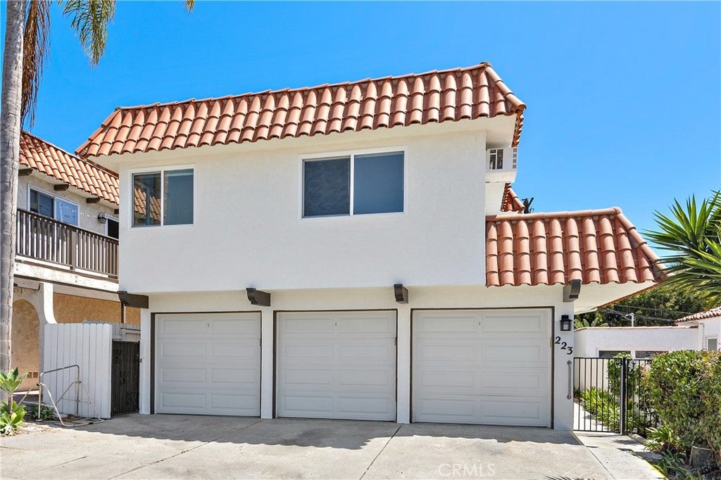 Photo of 223 Avenida Victoria, San Clemente, CA 92672 (MLS # OC26211939)