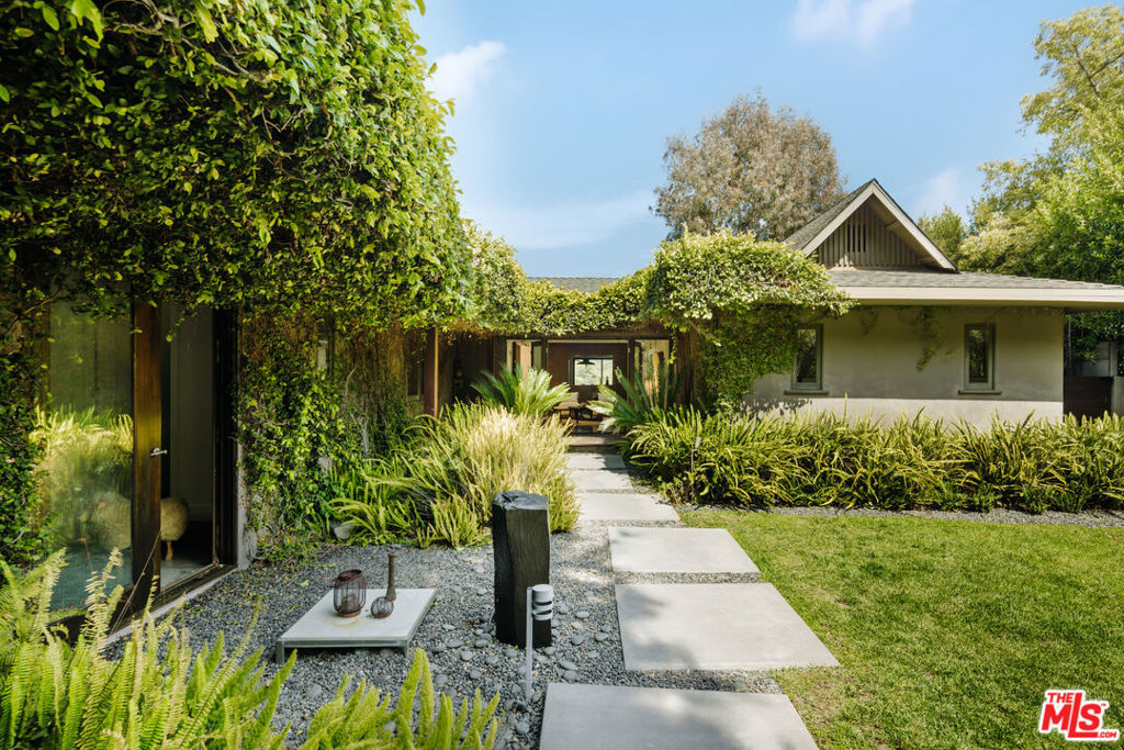 2220 Banyan Drive