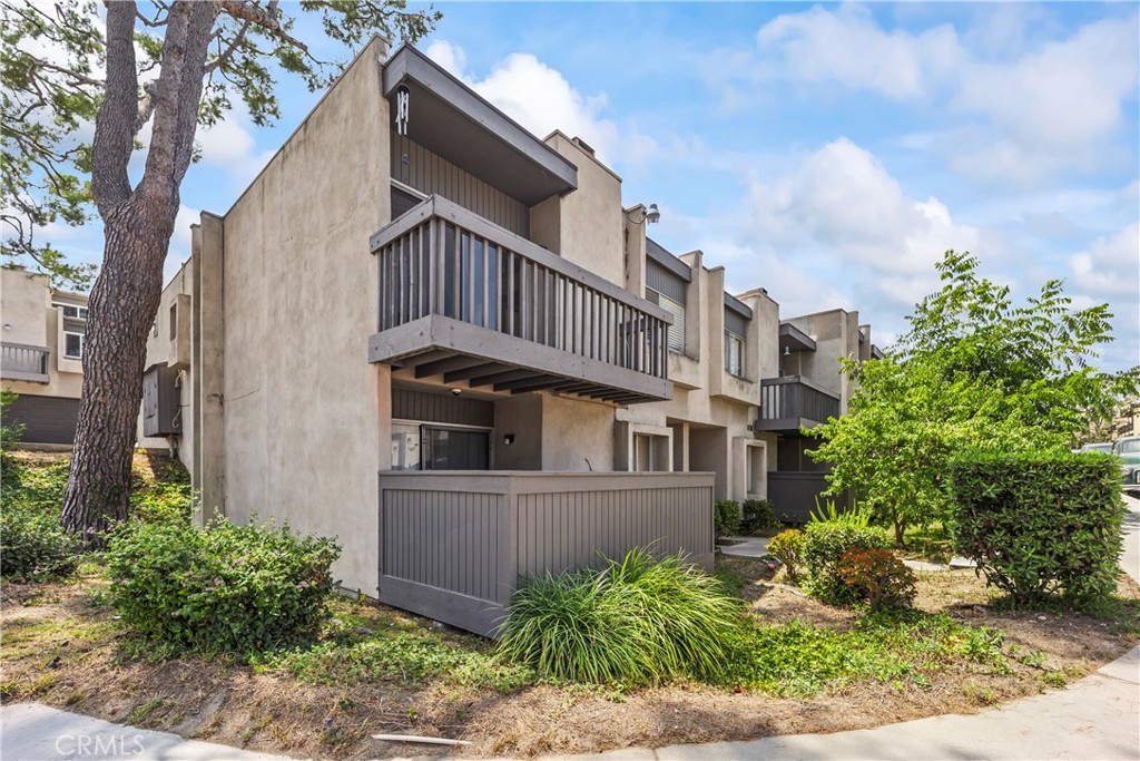 FHA Financing Approved - This lovely spacious tri-level townhome features 4 bedrooms and 3 bathrooms, with a versatile floor plan perfect for shared living. The first level includes 2 bedrooms, a small patio, and 3/4 bathroom. The second level offers the kitchen and living area with 1/2 bath and balcony with a nice view, and the third level has 2 bedrooms and a 3/4 bathroom. Additional features include an attached 2-car garage with direct access into the unit. On a corner location, it provides extra privacy and abundant natural light. This property offers a fantastic opportunity to customize and create your dream living space.
The townhome is located in a desirable Montebello community, providing close proximity to local shopping, dining, schools, and easy freeway access.
Don't miss out on this chance to own a spacious home with endless potential in a prime location! FHA Financing Approved
*HOA includes Water, Trash, Pool, Landscape, and Termite control. Please note: TITLE SHOWS 3BEDROOMS/3BATH.