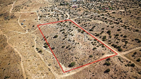 Photo of 25200 Mountain View Road, Apple Valley, CA 92308 (MLS # HD26133088)