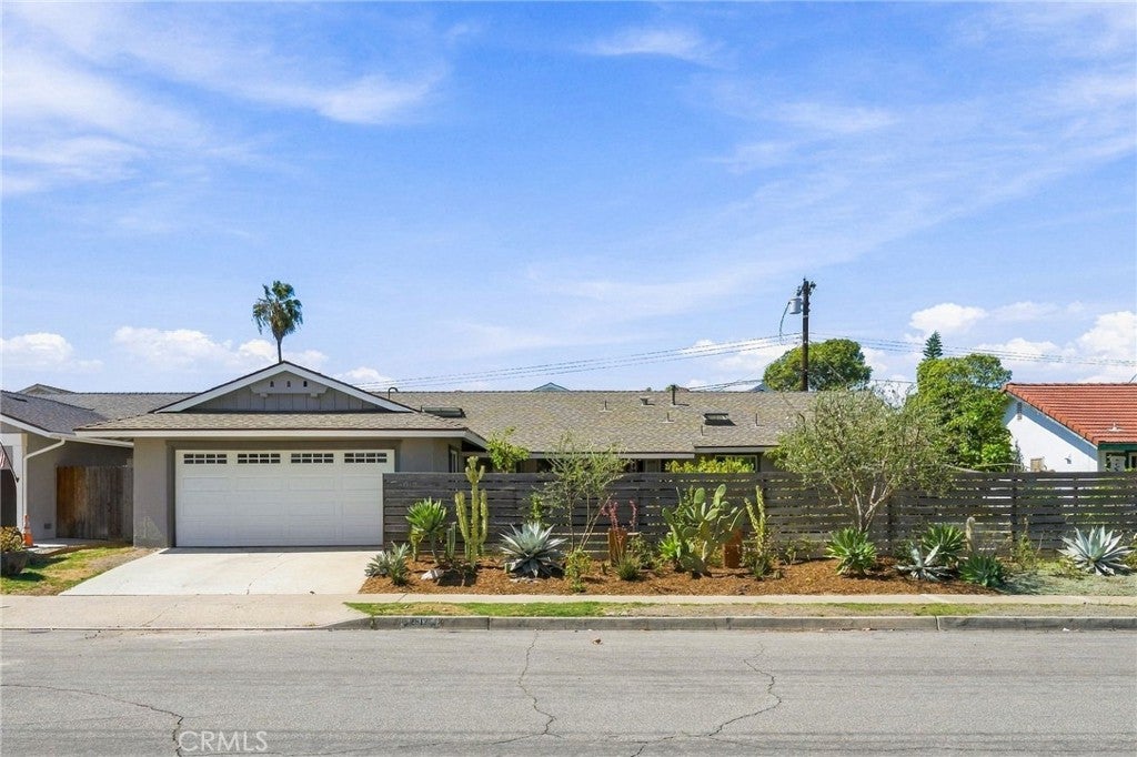 2817 La Salle