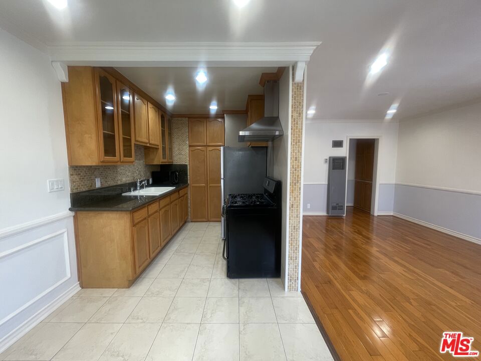 This spacious 1-bedroom, 1-bathroom apartment offers approximately 650 square feet of comfortable living space. Situated on the upper floor of a well-maintained 8-unit building, this unit provides a quiet retreat while being just moments away from the vibrant attractions of West Hollywood. The unit features a generous living area with hardwood floors throughout, creating a warm and inviting atmosphere. The kitchen comes equipped with essential appliances, including a range/oven, refrigerator, microwave and garbage disposal. The comfortable bedroom boasts a separate air condition unit, and large cedar-lined closet. The bathroom is clean and functional with contemporary fixtures. Water and trash costs are included in the rent. 1 parking space is available for an additional fee. With a Walk Score of 95, the property is within a short distance to popular shops, cafes, and restaurants, including Target, Trader Joe's, Sprouts, and Starbucks. Public transportation is easily accessible, providing quick access to the rest of Los Angeles.
