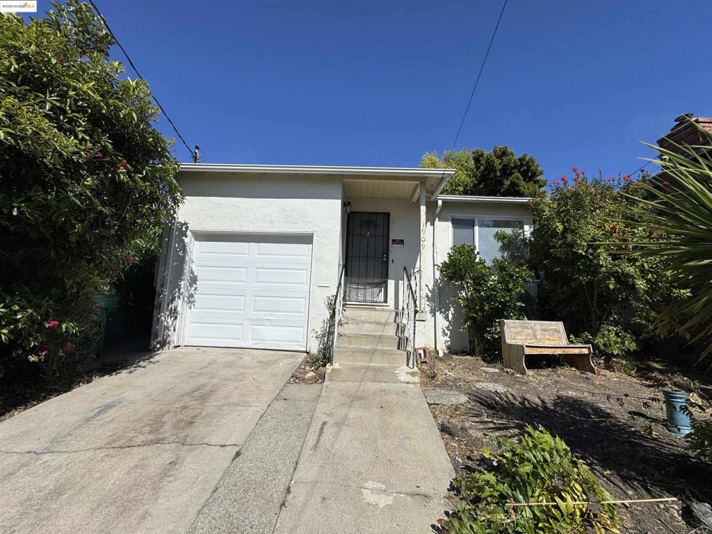 Nice home in Richmond Heights. Stong bones but needs TLC ready for a remodel. Nice size rooms and back yard.