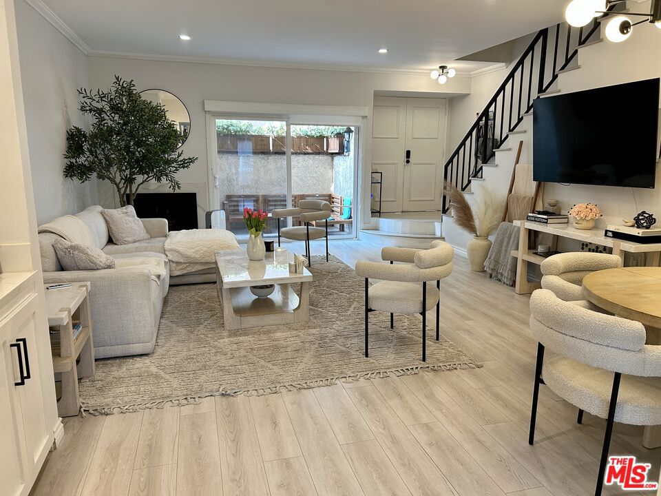 5139 Balboa Boulevard 2