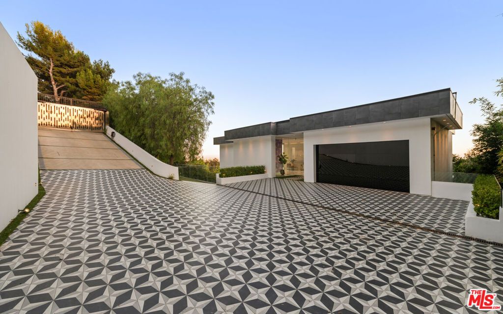 Photo of 7080 Mulholland Drive, Los Angeles, CA 90068 (MLS # 25589189)