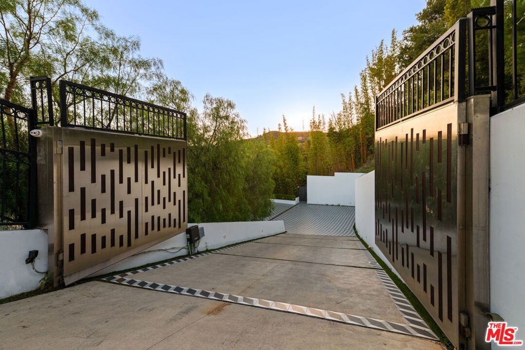 Photo of 7080 Mulholland Drive, Los Angeles, CA 90068 (MLS # 25589189)