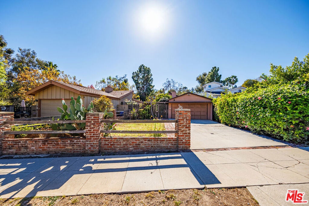 Photo of 931 Wellesley Avenue, Los Angeles, CA 90049 (MLS # 26102502)