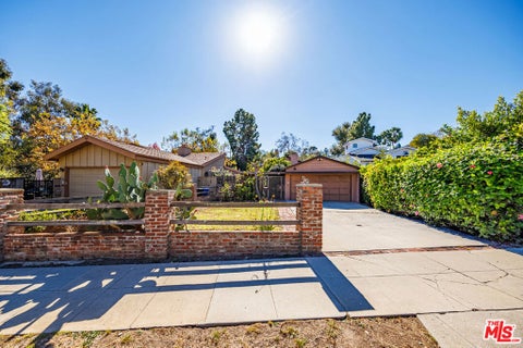 Photo of 931 Wellesley Avenue, Los Angeles, CA 90049 (MLS # 26102502)