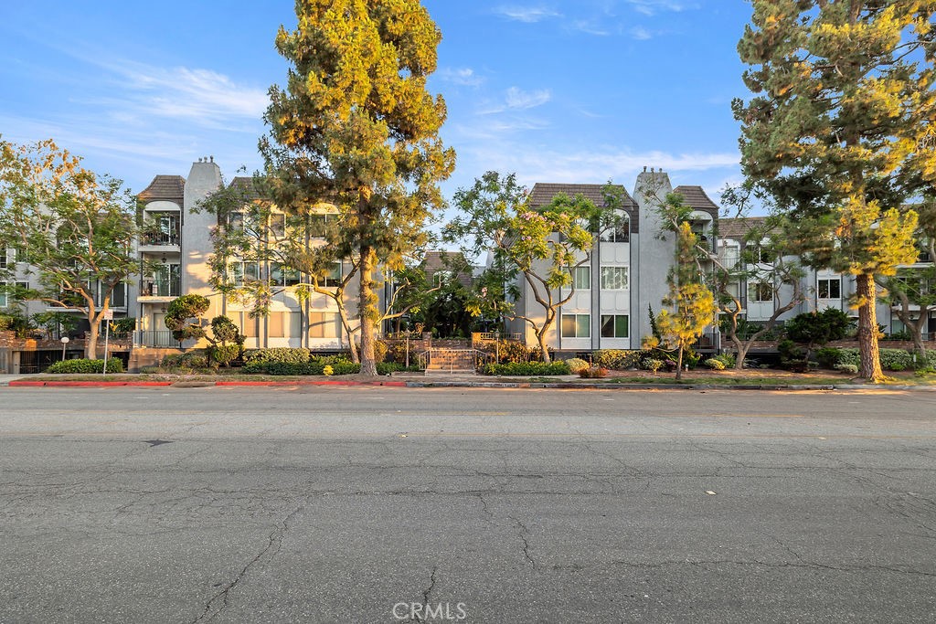 Welcome to 5870 Green Valley Circle #231, a prime opportunity to own a spacious and well-located 1-bedroom, 1-bathroom condo in the heart of Culver City. Offering an impressive 1,092 square feet, this unit features an open floor plan that provides endless possibilities to design and personalize to your taste. Truly a blank canvas awaiting your creative vision. Whether you're a first-time home buyer, investor, or someone looking to downsize without compromising space, this condo is the perfect fit.
Located within a beautifully maintained complex, residents enjoy access to resort-style amenities including a sparkling pool and relaxing spa, perfect for unwinding after a busy day. Additional conveniences include two side-by-side underground parking spots—an invaluable feature in Culver City.
Positioned just minutes from the 405 freeway, this home offers quick and easy access to downtown Culver City, Sony Studios, the new Ivy Station, Google’s campus, and an array of shops, dining, and entertainment options. Its unbeatable location and price, makes it a standout opportunity to own in one of LA’s most sought-after neighborhoods.. Don’t miss your chance to turn this spacious gem into your dream home.
