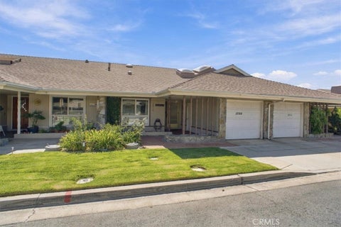 Photo of 18914 Circle Of The Oaks, Newhall, CA 91321 (MLS # SR26209977)