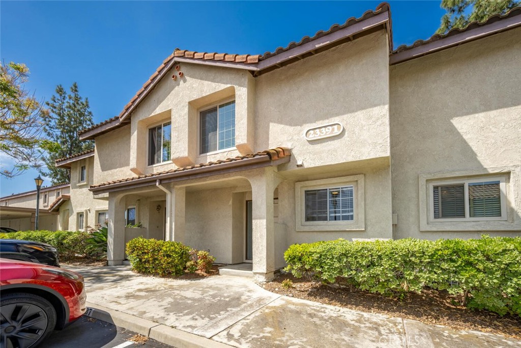 Mission Viejo Townhouse – Prime Location with Sky Views
Welcome to this beautifully maintained townhouse in the heart of Mission Viejo, offering comfort, convenience, and an excellent investment opportunity.
Parking: 1-car detached garage + 1 assigned uncovered parking space
Layout: Two spacious primary suites upstairs, each with walk-in closets. One suite features a tub/shower combo, the other a walk-in shower. Convenient half bath downstairs.
Interior: Updated kitchen with full-size appliances, full-size laundry tucked neatly behind a barn door, tile flooring on the main level, carpeted staircase, and laminate flooring in bedrooms.
Outdoor Living: Private patio with a cover, perfect for BBQs and outdoor seating. No units in front or behind – enjoy privacy, sky views, and refreshing cross breezes.
Community Amenities: Two pools, two spas, and a meeting room.
Location: Close to dining, shopping, community parks, walking trails, and easy freeway access.