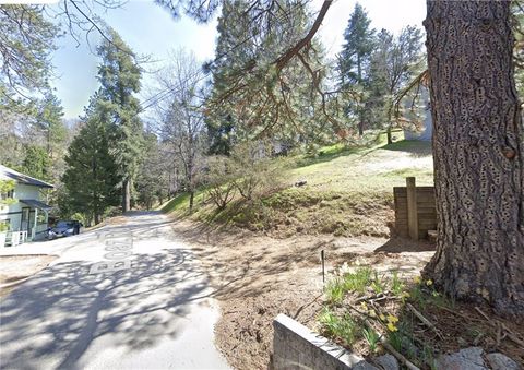 Photo of 586 Boaz Dr, Crestline, CA 92325 (MLS # SR25262252)