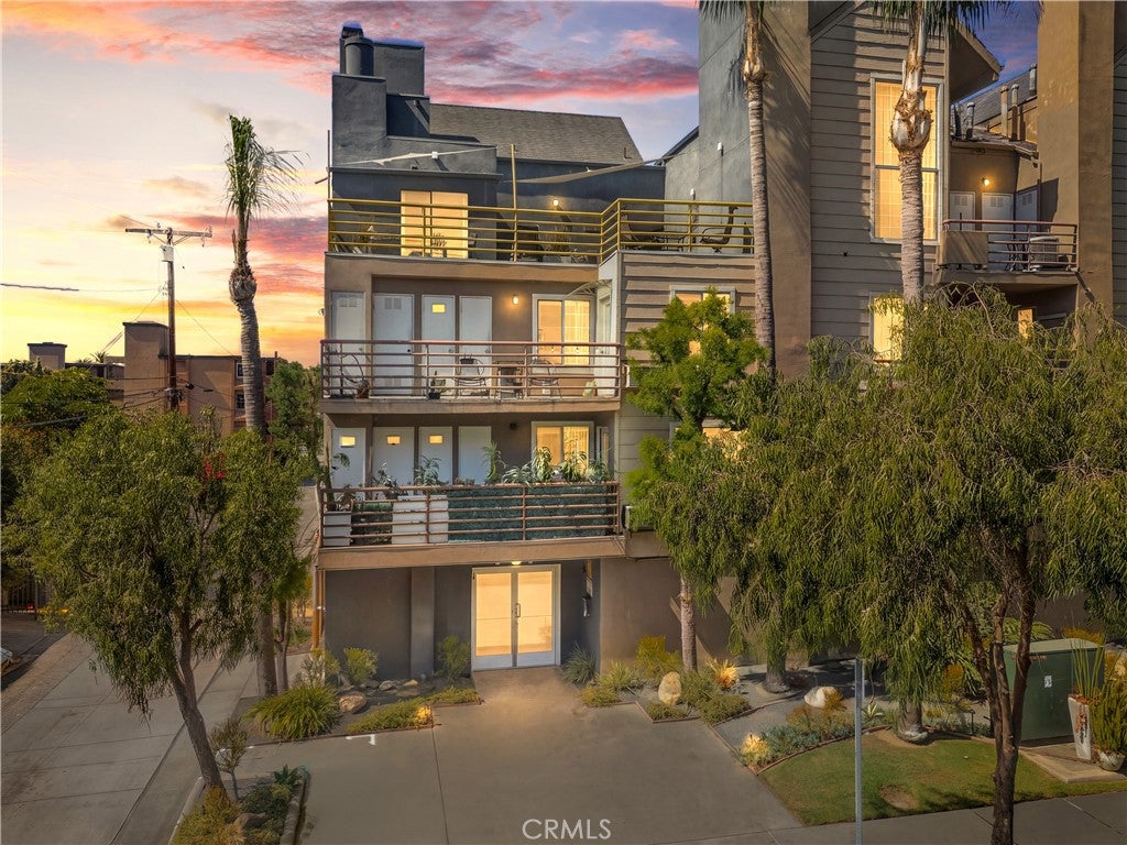 Photo of 707 W 4th ST #8, Long Beach, CA 90802 (MLS # PV26156544)