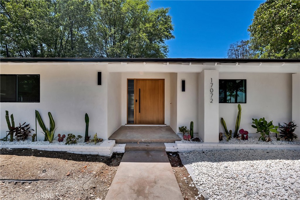 17072 Oak View Drive welcomes you to a fully remodeled showpiece nestled in one of Encino’s most prestigious neighborhoods. Behind a gated entrance on a generous lot, this home offers the perfect blend of privacy, sophistication, and style.
Step inside to discover an open-concept floor plan flooded with natural light, featuring wide-plank hardwood floors and designer finishes throughout. The gourmet chef’s kitchen is the heart of the home, outfitted with premium stainless steel appliances, quartz countertops, a stunning waterfall island, and custom cabinetry.
Designed for seamless indoor-outdoor living, the expansive living and dining areas open directly to a private backyard oasis—complete with a sparkling pool, manicured landscaping, multiple lounge and dining spaces, and even a private basketball court.
The luxurious primary suite is a true retreat, boasting a spa-inspired bathroom with soaking tub, oversized walk-in shower, dual vanities, and a generous walk-in closet. A dedicated office and three additional bedrooms offer comfort and flexibility for family, guests, or work-from-home needs.
Unwind each evening with breathtaking, unobstructed views of the city skyline—an unforgettable backdrop to your new life in this one-of-a-kind Encino estate.