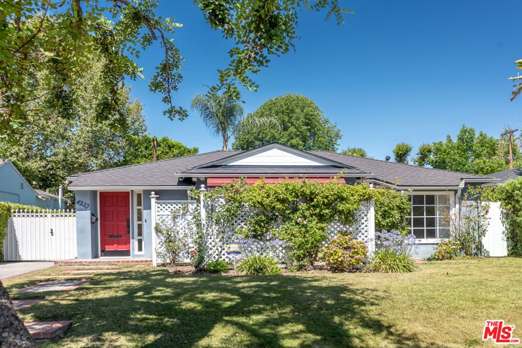 Photo of 4213 Bellingham Avenue, Studio City, CA 91604 (MLS # 26672367)