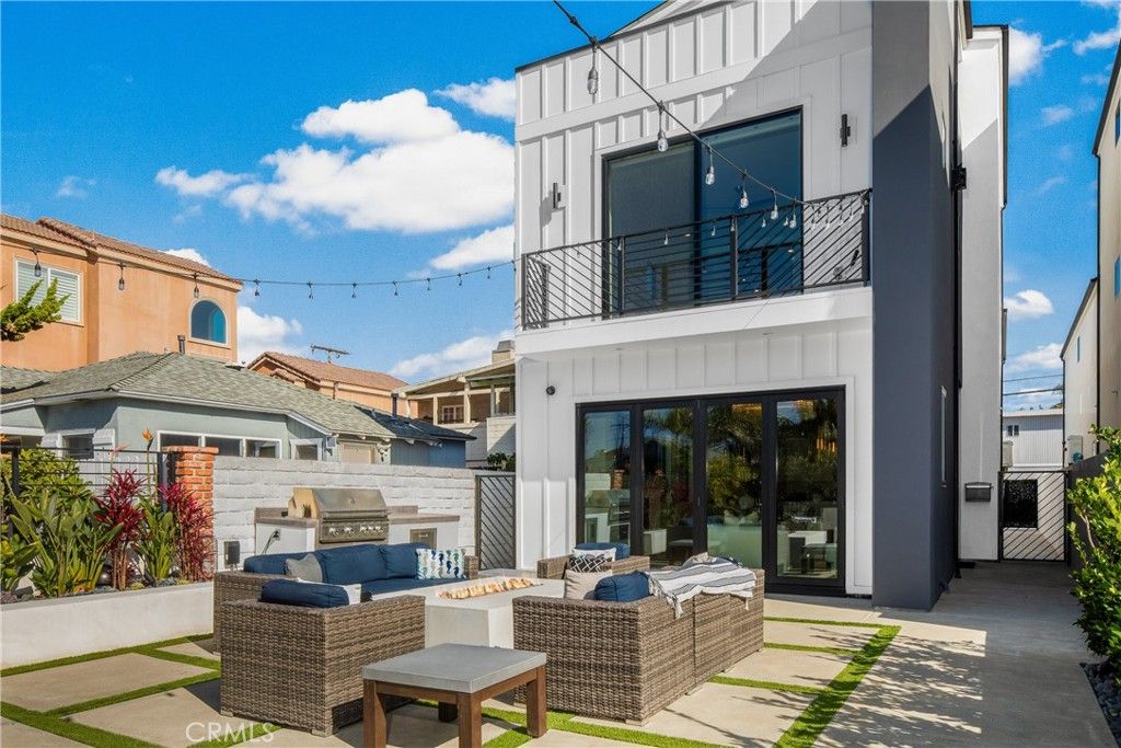 Photo of 1004 Huntington St, Huntington Beach, CA 92648 (MLS # OC25246707)