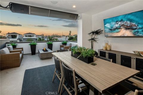 Photo of 1004 Huntington St, Huntington Beach, CA 92648 (MLS # OC25246707)