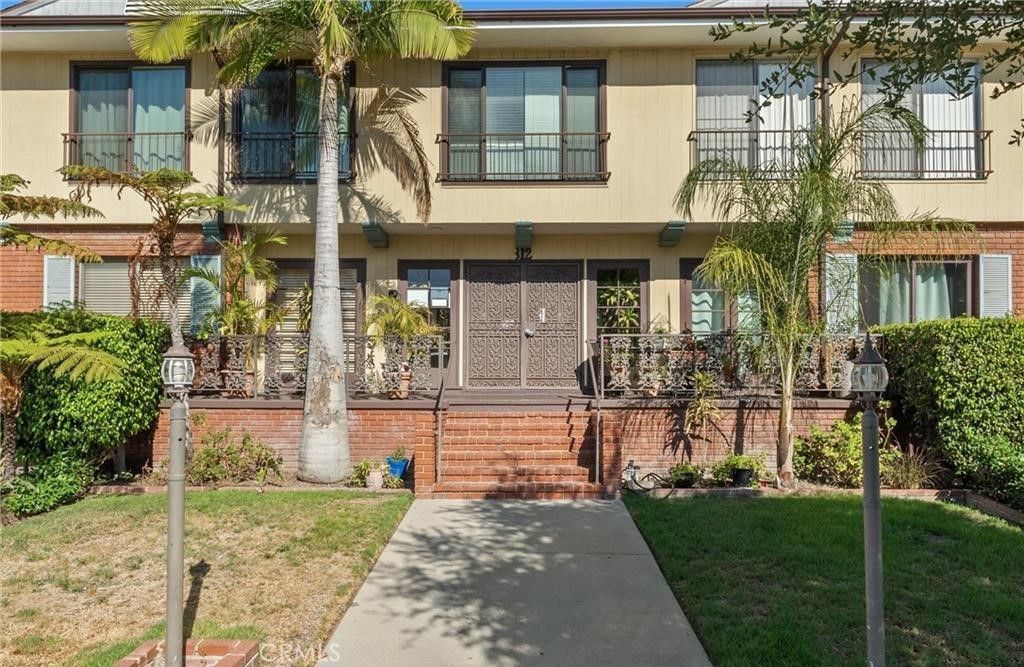 Photo of 312 N Louise Street #210, Glendale, CA 91206 (MLS # SR25233490)