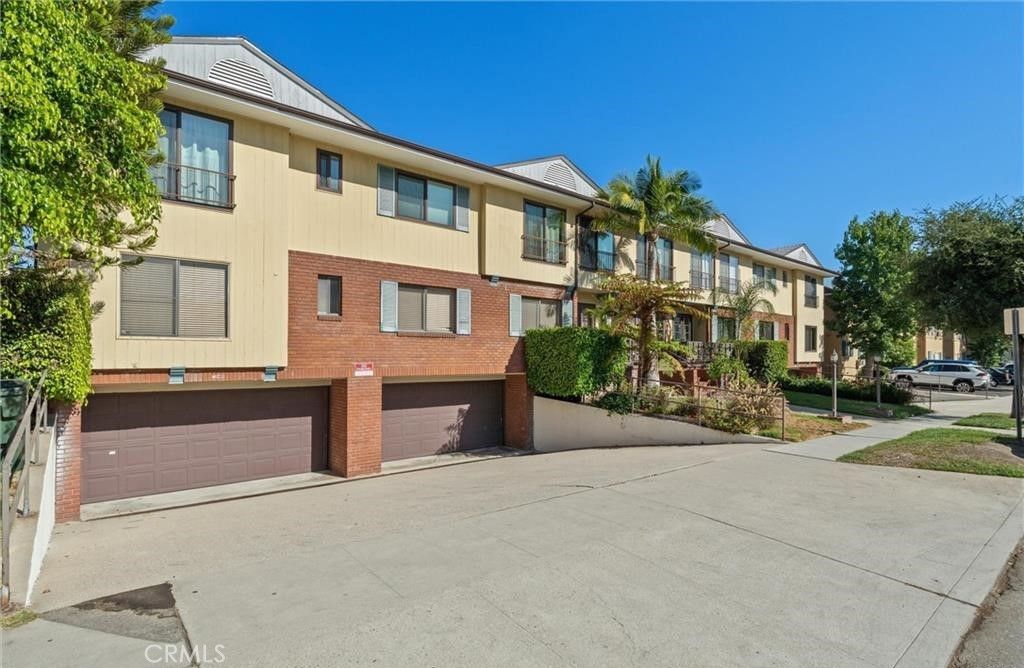 Photo of 312 N Louise Street #210, Glendale, CA 91206 (MLS # SR25233490)