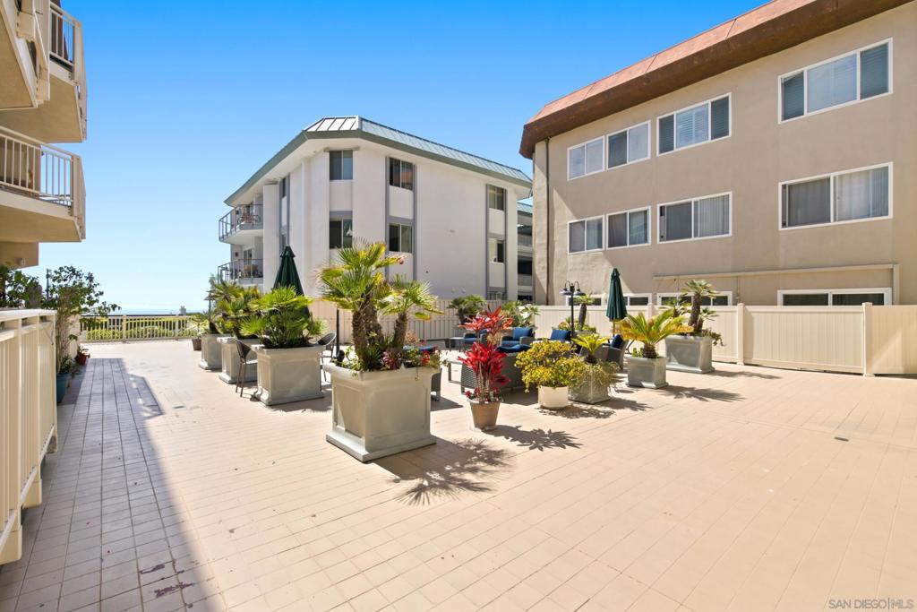 5366 La Jolla 305C