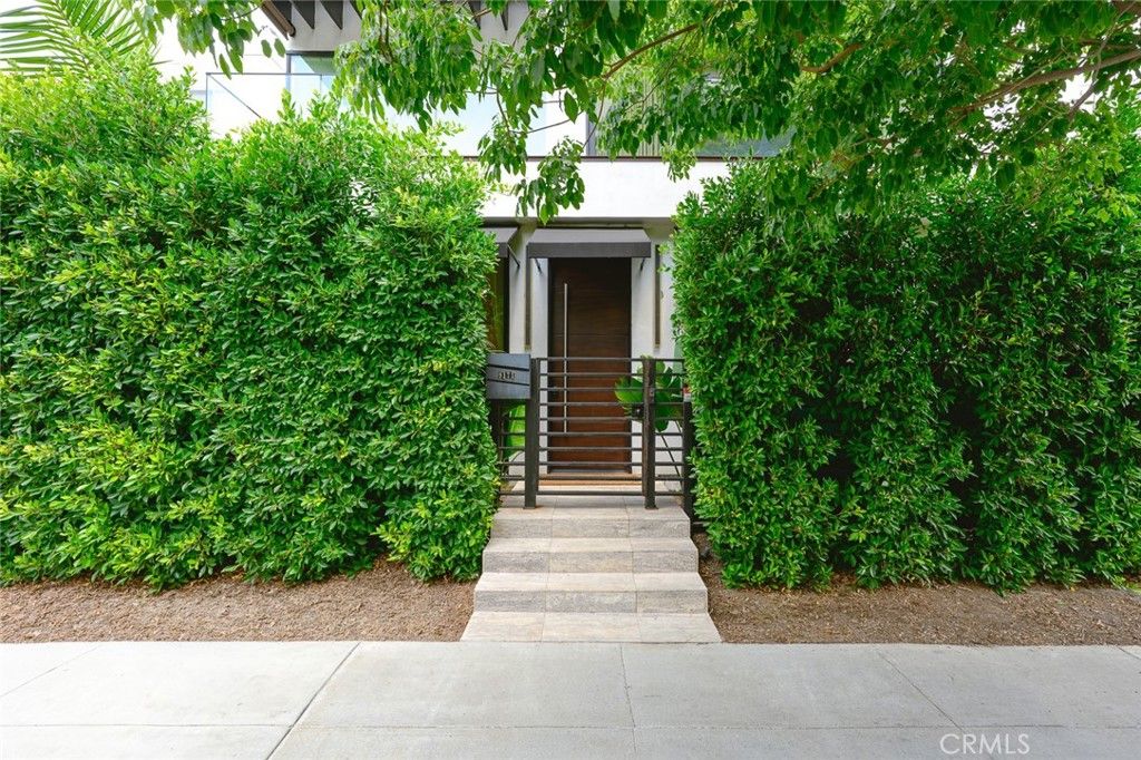 Photo of 9171 W 3rd ST, Beverly Hills, CA 90210 (MLS # TR26109910)