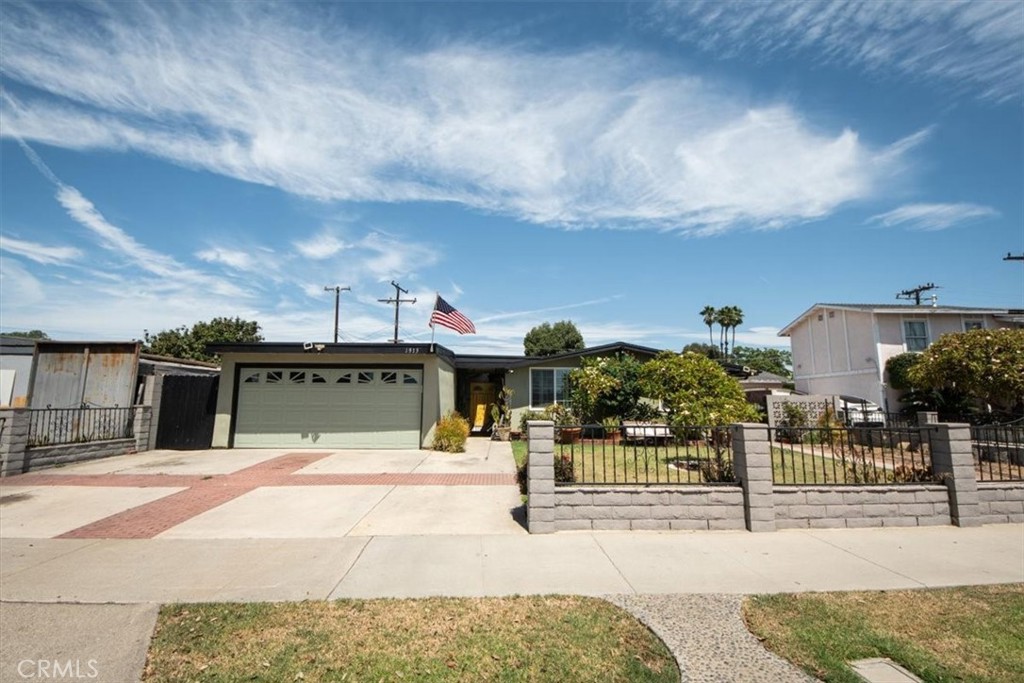 1913 W Beacon Avenue
