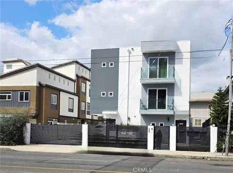 6845 Haskell Avenue Lake Balboa CA 91406