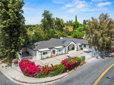 Photo of 4250 Louise Ave, Encino, CA 91316 (MLS # SR26039445)