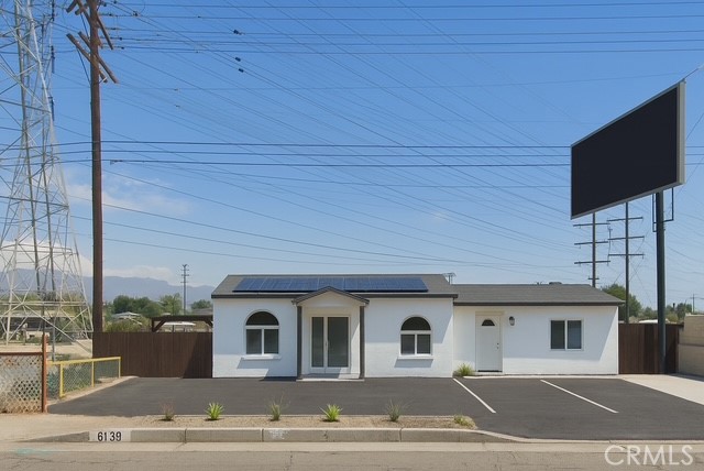 This versatile single-family residence offers 1,453 sq ft of living space on a 4,754 sq ft lot, featuring 3 bedrooms, 1.5 baths, and a separate kitchen. The home includes central air, a recently installed solar panel system, and three dedicated parking spaces with potential for more. An attached unit—formerly a spa salon—offers flexible use for a home office or business setup. The property is ideal for those seeking work-from-home potential in a residential setting.
Conveniently located near the 170 and 101 freeways, this home provides easy access across the Valley. It’s just minutes from local parks, grocery stores, restaurants, and the NoHo Arts District. Nearby amenities include Valley Plaza Park, Trader Joe’s, Target, and the North Hollywood Recreation Center. Whether you're looking to live, work, or invest, this property offers excellent flexibility in a prime North Hollywood location.