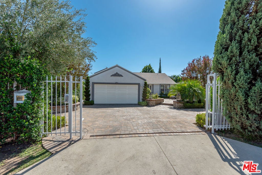 Photo of 14542 Otsego Street, Sherman Oaks, CA 91403 (MLS # 26991345)