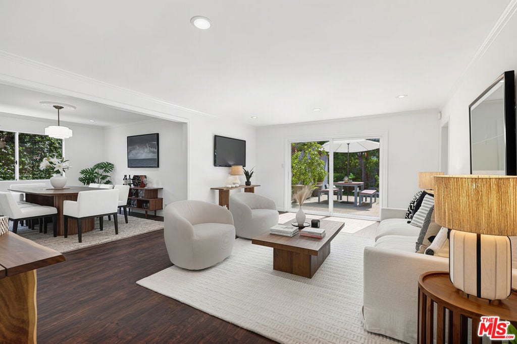Photo of 14542 Otsego Street, Sherman Oaks, CA 91403 (MLS # 26991345)