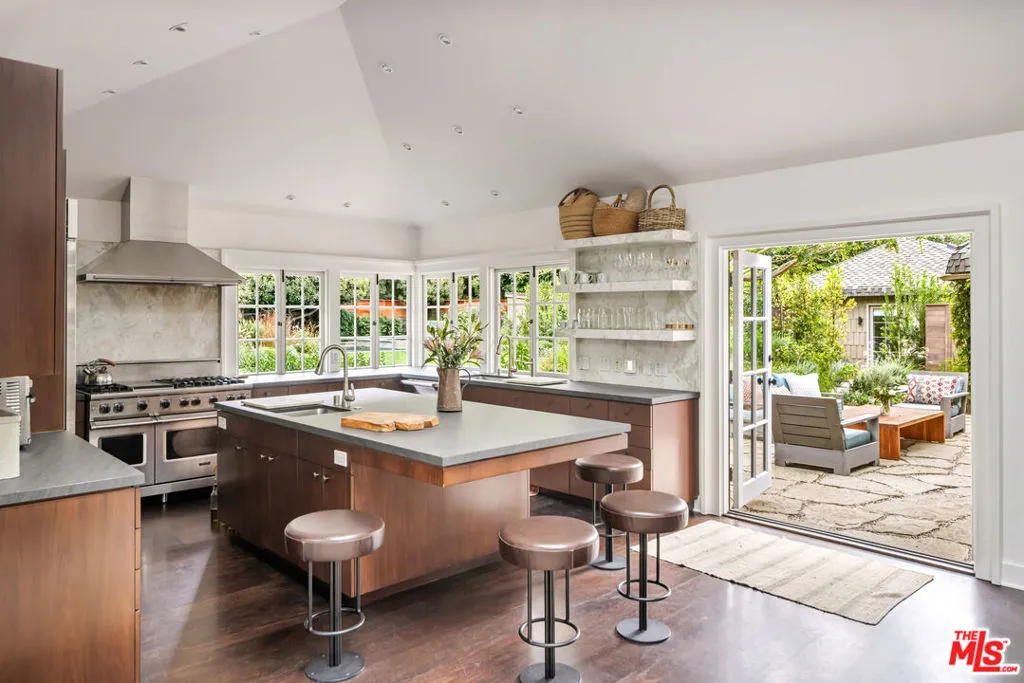 Santa Monica, California 90402, United States, 5 Bedrooms Bedrooms, ,7 BathroomsBathrooms,Residential,Active,240433