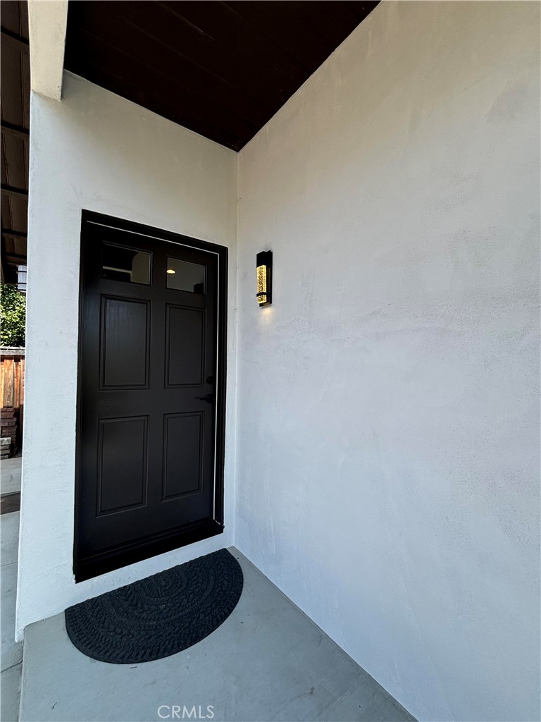 Remodeled back unit with private entrance, within walking distance to downtown Claremont. 480 Square feet. Light and bright with tall ceilings. Hardwood flooring, dual paned windows, can lighting and window shades. The kitchenette is equipped with a refrigerator, stove, and stainless-steel sink. One off street parking spot assigned at shared driveway. Shared washer/dryer at garage. Utilities are included for a single occupant only. walking distance to shopping, entertainment, Claremont colleges, public transportation and nearby freeways.