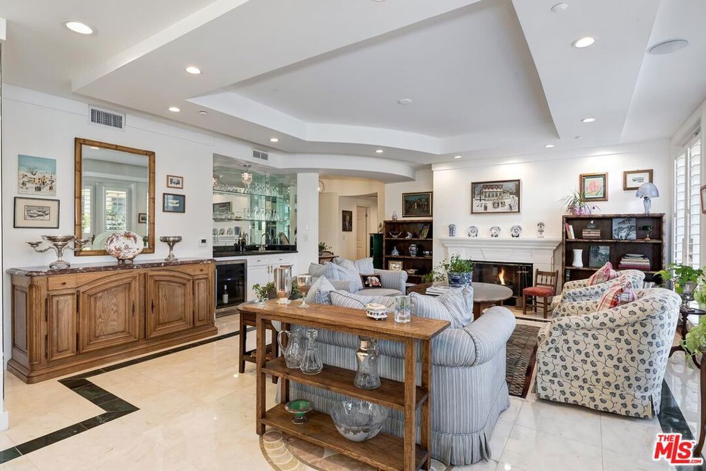 Photo of 121 N Almont Drive #205, Beverly Hills, CA 90211 (MLS # 25613033)