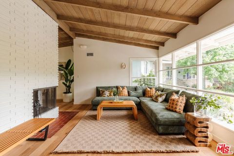 Photo of 550 Arch Place, Glendale, CA 91206 (MLS # 26833463)