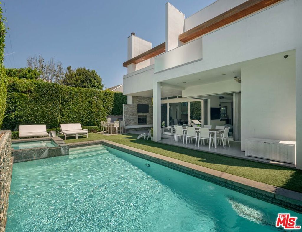 Photo of 633 N Laurel Avenue, Los Angeles, CA 90048 (MLS # 25576499)