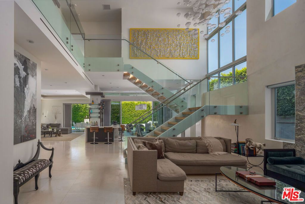 Photo of 633 N Laurel Avenue, Los Angeles, CA 90048 (MLS # 25576499)